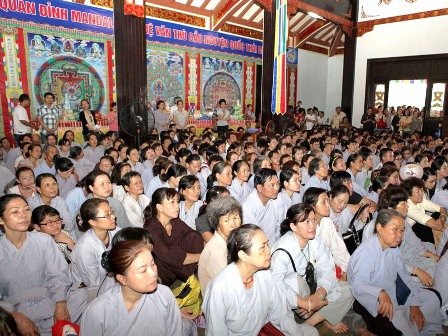 Các Phật tử tham dự khóa quán đỉnh Trí tuệ Văn Thù tại chùa Vĩnh Nghiêm