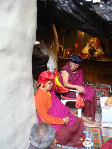 Cùng Kyabje Apho Rinpoche trong động của Đức Gyalwa Gotsangpa